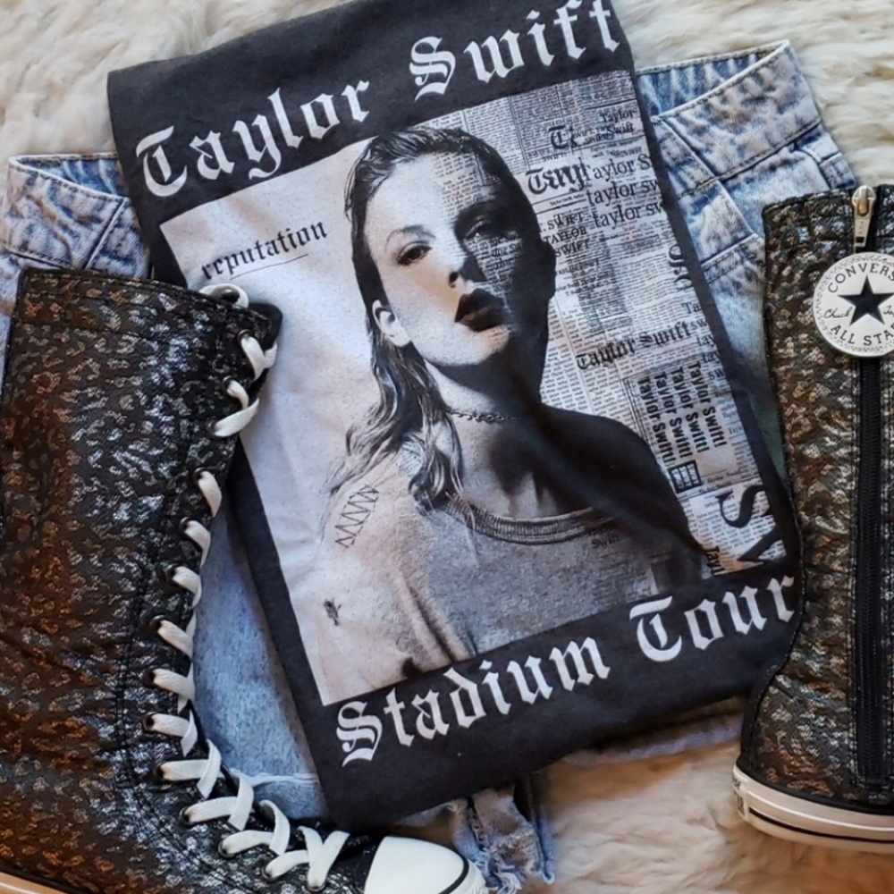Taylor Swift Reputation US Tour 2019 Graphic Gray & White Tshirt Small